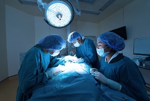 やはり腹腔鏡手術は危険？ミス続出、実験レベルの手術も…医師の腕が大きく左右の画像1