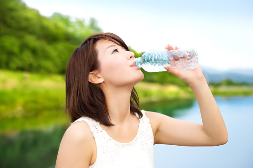 暑い夏、水を一日2リットル飲まないと危険？いや、逆に極力飲んではいけない？の画像1