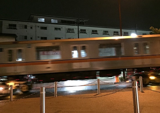 衝撃画像！深夜、東京ど真ん中の道路上を巨大地下鉄車両が疾走！その謎に迫るの画像1