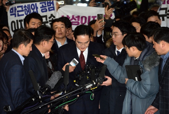 韓国国民の世論が招いた韓国崩壊…サムスン解体へ、副会長と朴大統領は起訴で容疑者にの画像1