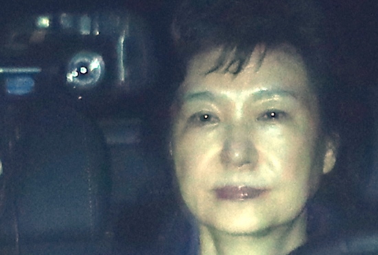 拘置所で全裸にされて肛門の中まで調べられる韓国・朴槿恵…「韓国の恥」で支持率0％の画像1
