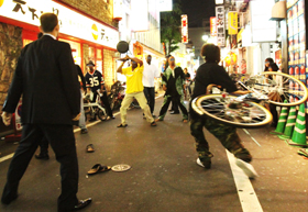 「客引きの縄張り争いで一般人が被害に」歌舞伎町を主戦場とするカメラマン・権徹が緊急警告！の画像1