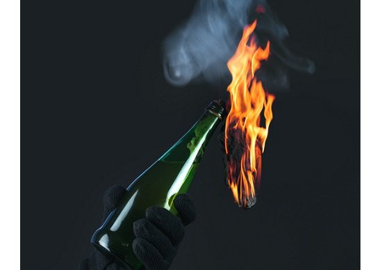 他人を巻き込み「拡大自殺」する高齢者が増加…サンバカーニバルに火炎瓶投げ込み、新幹線内で焼身の画像1