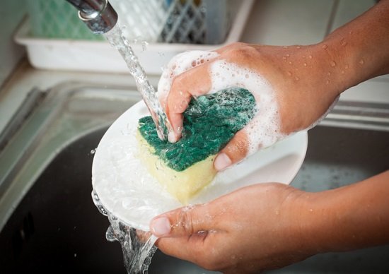 菌まみれの食器洗い用スポンジの危険な話…調理器具と食器で使い分けないとダメ！の画像1