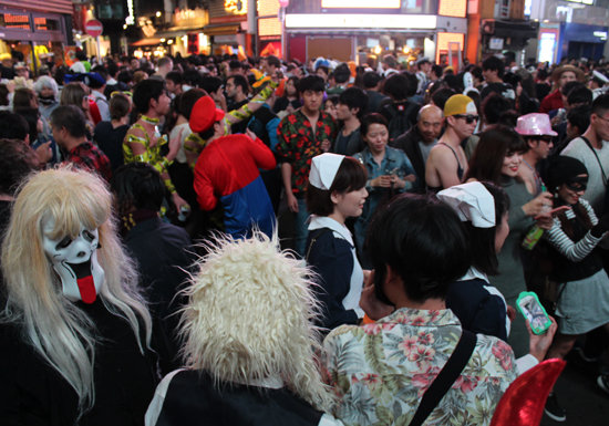 渋谷ハロウィンでバカ騒ぎの翌朝、街を掃除する若者たち…指揮者が見る「日本人の美徳」の画像1