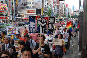 「殺せ」「駆除する」在日韓国人“憎悪デモ”、差別反対派が東京大行進で対立激化の画像1