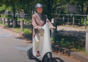 Luupの電動三輪車、高齢者が利用時の事故リスクは？同社に聞いた…「免許返納後の足として期待」