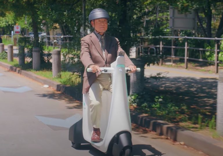 Luupの電動三輪車、高齢者が利用時の事故リスクは？同社に聞いた…「免許返納後の足として期待」
