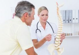 腰痛は「医者の言葉」が原因？治療者の言葉が腰痛に影響を与えるという研究結果