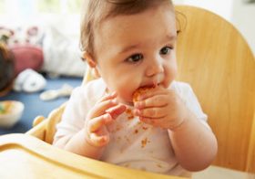 多発する子どもの窒息事故、食事中にスマホ閲覧する母親は要注意！