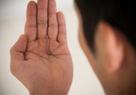 「薄毛」は隠すべきか諦めるべきか……「気にしない」が一番かもしれない理由が判明