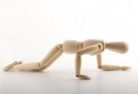 歩いているときに“膝カックン”……「膝折れ」する人は大腿四頭筋が弱い？