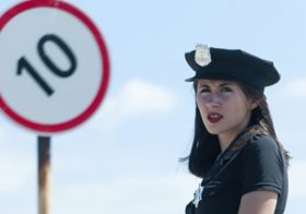 ロシア、ミニスカ女性警官の制服巡って論争