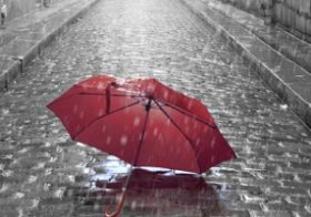 ビニ傘をパクると何罪になる!?　傘パクのシチュエーションで変わる罪の重さ！