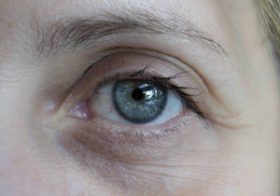 視覚障がい者の目が“見える”ようになる!?　「スマートメガネ」