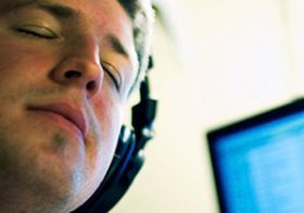仕事中に音楽を聴くのは有効か？（英研究）
