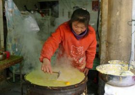 中流日本人の年収も超えた！　年収400万円稼ぐ、中国農村出稼ぎ民が売っているものとは