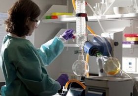 30代半ばの女性社員に訪れる見えない定年――「35歳標準労働者・男性」の呪縛