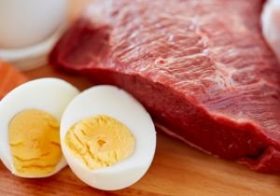 肉・卵・チーズをたっぷり食べて炭水化物を控え、ひと口30回噛むだけで痩せる！