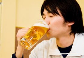 年収3百万以下は、とりあえずビール＆サラダ頼む？年収1千万以上と真逆の共通点！
