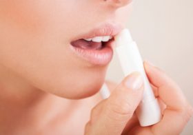 リップクリームに発がん性？依存症で唇にダメージの恐れ　「無添加」は要注意