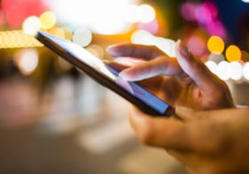 スマホ依存症が危ない！うつ、小指変形、睡眠障害など深刻な健康被害の恐れも