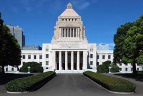 上西小百合議員、年収3千万公表でさらに批判殺到　ふてくされ顔で「ああ言えばこう言う」