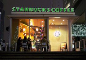 スタバ、インスタントコーヒーに強さの秘密？顧客を生み出す従業員の「地道さ」