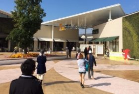 アウトレットモールは、もはや買い物すべき場所ではない？フードコートに客殺到の謎