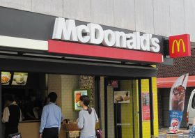 マック、経営破綻の可能性も…キャッシュ枯渇の懸念、託された「最後のチャンス」