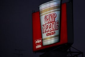 日清カップヌードルファンたちが「静かに」離れ始めている…中止CMへの嫌悪感