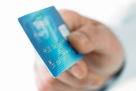 現金払いとカード払い、得or損なのはどっち？カード、資産目減りや使いすぎの危険？