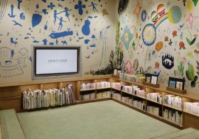 ツタヤ図書館、選書の半分が料理本…10年前の旅行本も大量、併設の蔦屋書店では売れ筋販売