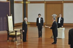 カネと名誉で釣り介護士・保育士を確保…政府が「下品極まりない」叙勲利用を実施へ