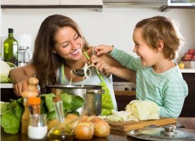 自分で料理しないのは人体に危険！がんリスク増も…がん死亡者激増の要因は食の変化