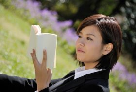 本を読まない人は一生お金が貯まらない？ネットばかり見る人がハマる無駄遣いの連鎖