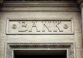 「殿様商売」銀行、危機的状況突入　断る企業に「金を借りてくれ」と執拗に融資営業攻勢の醜態