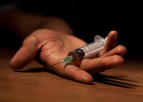 あのシャブ漬け国会議員のヤバすぎる奇行…怒号の嵐、議員室に鍵かけ引きこもり