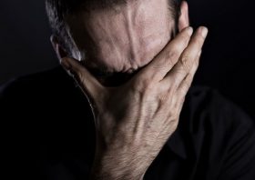 とにかく明るい安村、仕事激減でテレビから「干される」のか…不倫発覚がアダに