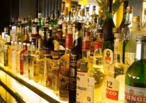 日本人の“日本酒離れ”が深刻…国内出荷量が3分の1に激減した理由