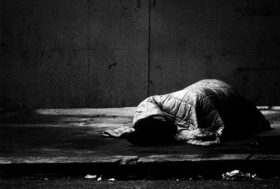 年収2百万円未満の人の死亡リスク、4百万円以上の3倍？低所得層の要介護者、高所得層の5倍