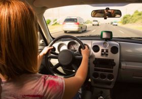 スマホや車の運転による「首こり」は自殺予備軍の危険…様々な体調異常を防ぐ簡単ストレッチ法？