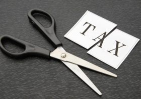 知らなきゃ損！源泉徴収票をチェックして払う税金を減らす方法！究極の配偶者控除活用法