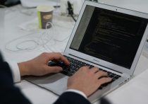 プログラミングをするプログラマー、需要が激減か…すでにノーコードが当たり前に