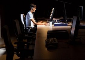 休日や定時後も電話対応…CSや顧客第一主義が従業員を潰す！そもそも日本人には不要