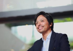 細身のスーツを着る男は仕事がデキない？間違いだらけのスーツ選び…店員に頼りなさい！