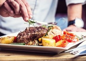 不衛生で危険な飲食店を見抜く方法…帽子からハミ毛、爪が長い