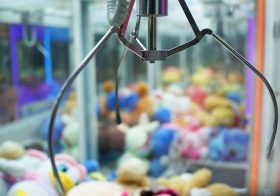 クレーンゲーム詐欺の急増は、世帯の深刻な貧困化＆賃金低下の証しである