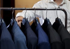 スーツを帰宅後すぐにクローゼットに入れるのはNG？スーツを長持ちさせる「扱い方」