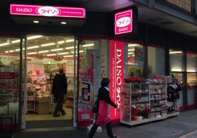 なぜ百円ショップは百円なのに超高収益率？毎月8百点の新商品、その無敵のビジネスモデル